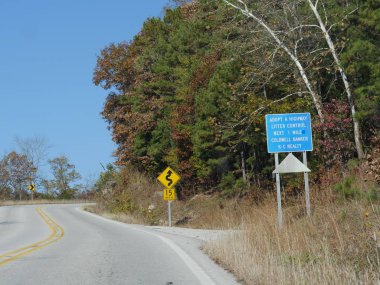 Arkansas 'ta 49. otoyol boyunca yol kenarı uyarısı..