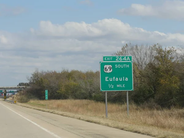 Bredbild Vägskylt Med Avstånd Till Eufala Oklahoma — Stockfoto