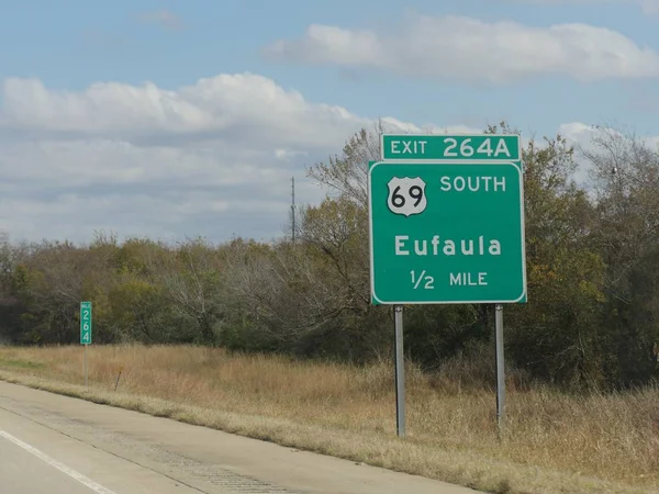 Señal Tráfico Con Distancia Eufala Oklahoma — Foto de Stock