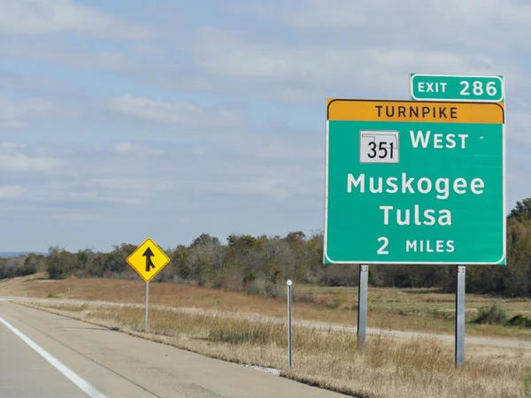 Muskogee ve Tulsa, Oklahoma 'ya giden yol tabelasının önünü kapatın..