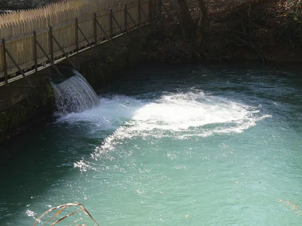 Agua Cae Cascada Por Una Salida Manantial Través Una Pequeña —  Fotos de Stock