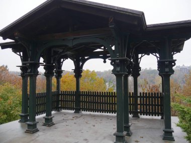 Eureka Springs, Arkansas 'ta sonbaharın tüm renkleriyle açık manzara. 