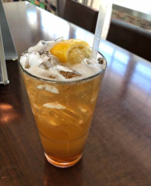 Buzlu bira ve limon dilimli bira kadehini yakın plan çek.