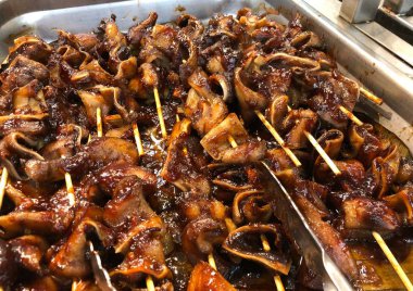 Filipinler 'de ünlü bir sokak yemeği olan domuz kulaklarını kapatın..