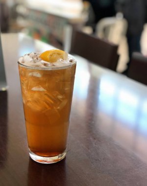 Bardakta bira, arka planda bokeh.