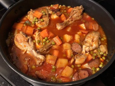 Filipinler 'de popüler olan orta boy tavuk menü tabağı..