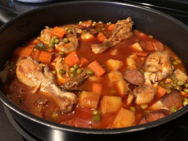 Yan manzara, Filipinler 'de popüler olan bir tavuk menüsünün üst görüntüsü..