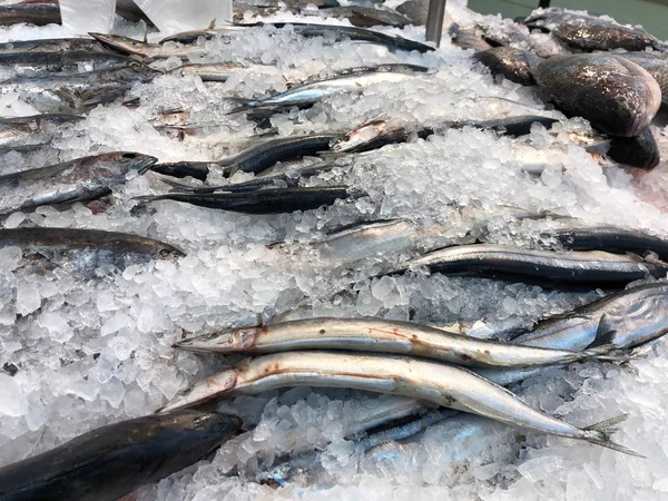 Montón Pescado Fresco Cubitos Hielo Una Sección Mercado Fresco — Foto de Stock