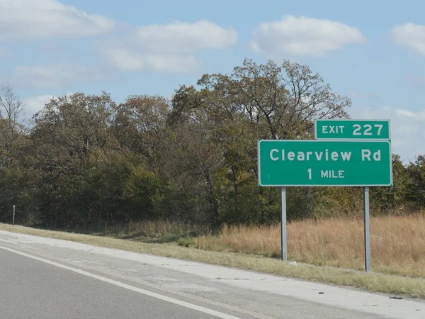 Señal Tráfico Con Distancia Clearview Road Oklahoma — Foto de Stock