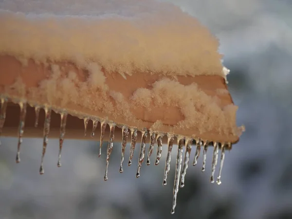 Vista Perto Neve Icicles Pendurados Congelados Telhado Tenda — Fotografia de Stock