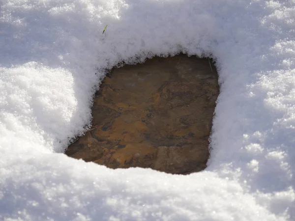 Betonowa Plama Ziemi Otoczona Świeżym Śniegiem — Zdjęcie stockowe