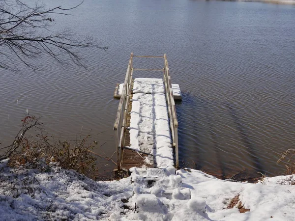 Muelle Flotante Madera Cubierto Nieve Estanque — Foto de Stock