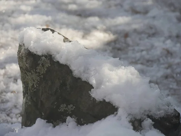 Grande Rocha Coberta Com Uma Camada Neve — Fotografia de Stock