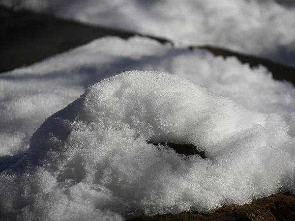 Nahaufnahme Von Frischem Flauschigem Weißen Schnee Auf Dem Boden — Stockfoto