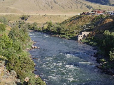 Yellowstone Nehri Gardiner, Montana yolu boyunca akar.. 