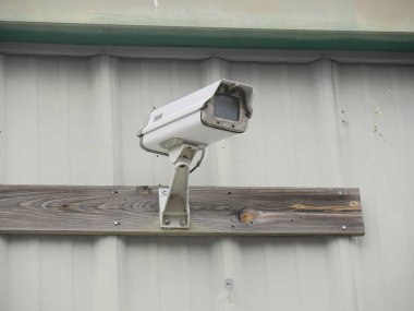 Güvenlik kamerası bir binanın teneke duvarına monte edilmiş.