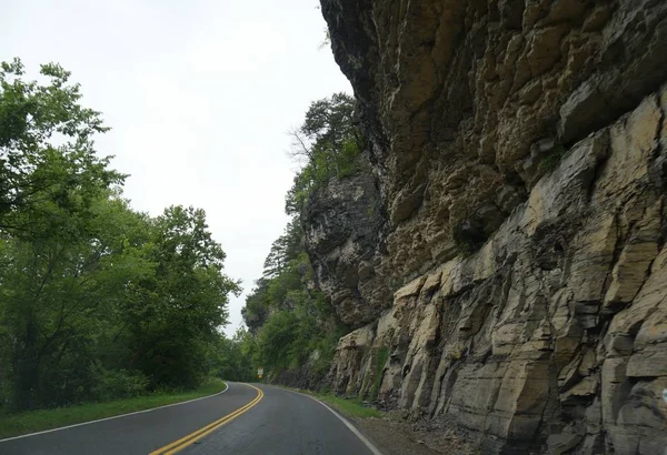 在蜿蜒曲折的石墙道路上的场景驾驶 — 图库照片