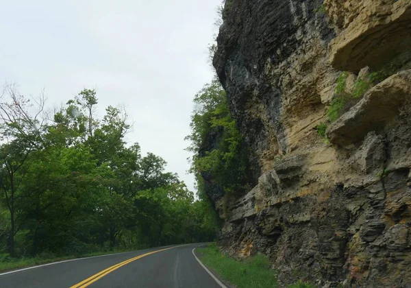 Tahlequah, Oklahoma 'da dolambaçlı bir yol boyunca etkileyici kaya duvarlar..
