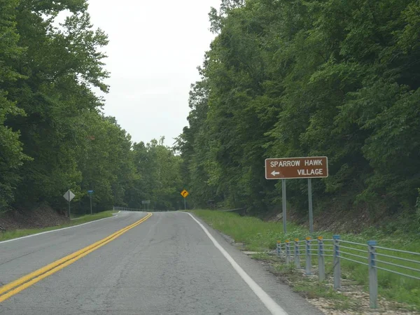 Roadside Sign Directoin Sparrow Hawk Village Tahlequah Oklahoma — 스톡 사진