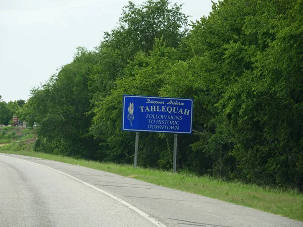 Roadside Sinal Para Cidade Histórica Tahlequah Oklahoma — Fotografia de Stock