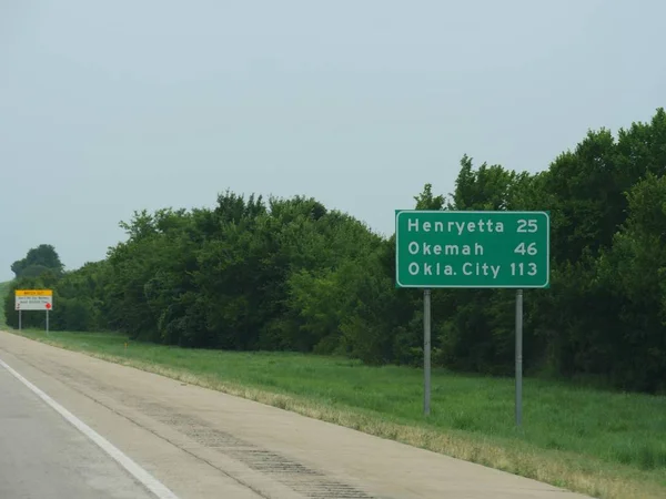 Sign Road Distances Henryetta Okemah Oklahoma City — 스톡 사진