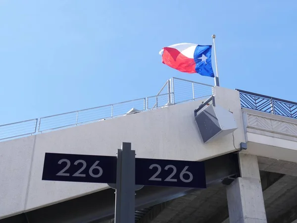 Флаг Штата Техас Летящий Короткого Полюса Крыше Стадиона — стоковое фото