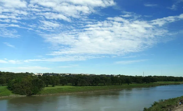 Paisagem Ribeirinha Com Nuvens Lindas Nos Céus — Fotografia de Stock