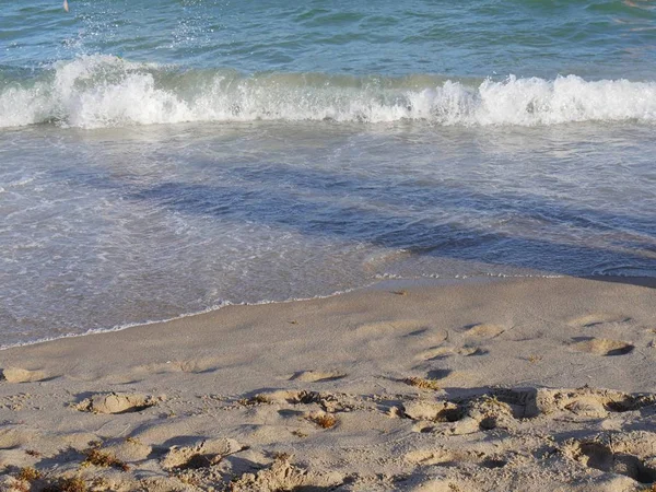 Onde Limpide Rotolano Una Spiaggia Sabbia Fine — Foto Stock