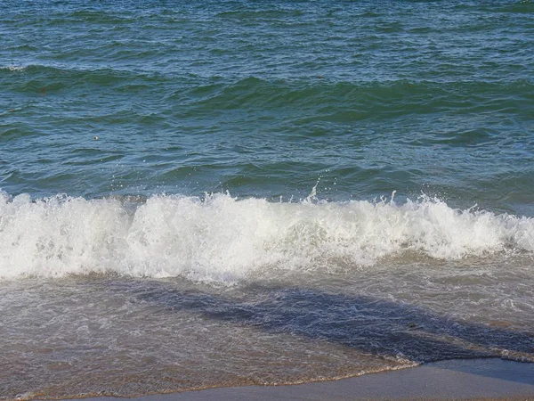 Rotolo Acqua Crash Piccole Onde Alla Spiaggia — Foto Stock