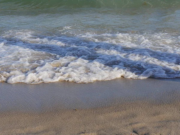 Olas Rompiendo Creando Patrones Flujo Playa — Foto de Stock