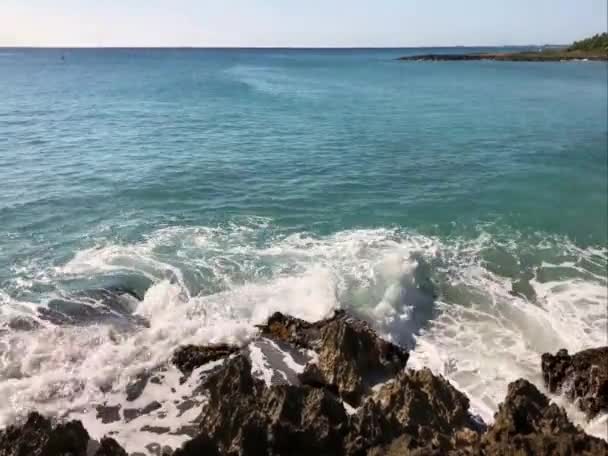 Vista Panorámica Olas Espumantes Estrellándose Contra Corales Afilados Una Isla — Vídeos de Stock