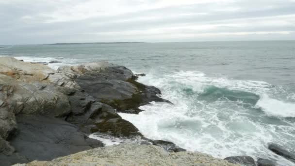 Vista Panoramica Onde Schiumose Che Infrangono Contro Scogliere Rocciose — Video Stock