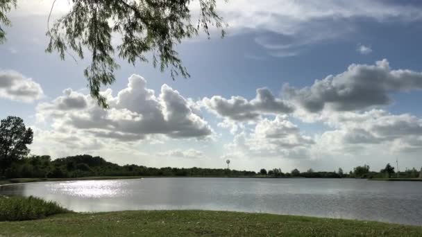 Устойчивый Снимок Вида Озеро Красивыми Облаками — стоковое видео