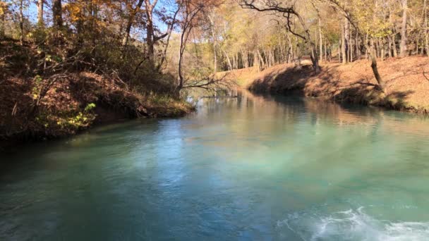 Colpo Fermo Una Primavera Azzurra Con Acque Limpide Autunno — Video Stock