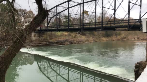 Tiro Firme Viejo Puente Madera Reflejado Las Aguas Una Mañana — Vídeos de Stock