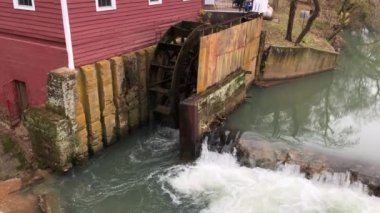 Eski bir binanın geleneksel işlevsel su değirmeni geniş açılı görüntüsü