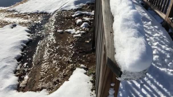 Hielo Nieve Derritiéndose Suelo Barandilla Pequeño Puente Madera — Vídeo de stock