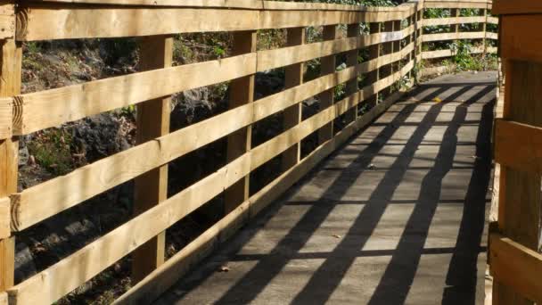 带有阴影的木制坡道和栏杆 — 图库视频影像