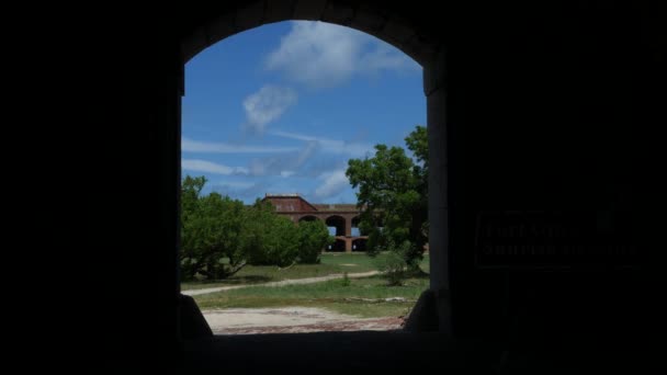 Tiro Firme Las Ruinas Viejo Fuerte Enmarcado Por Arco Las — Vídeos de Stock