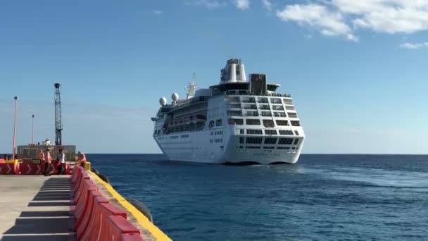 Costa Maya Mexico January 2018 Handheld Shot Cruise Ship Pulling — Stock Video