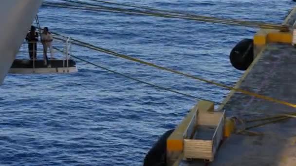 墨西哥科斯塔玛雅 2018年1月 一艘游轮的船员准备离开船坞 — 图库视频影像