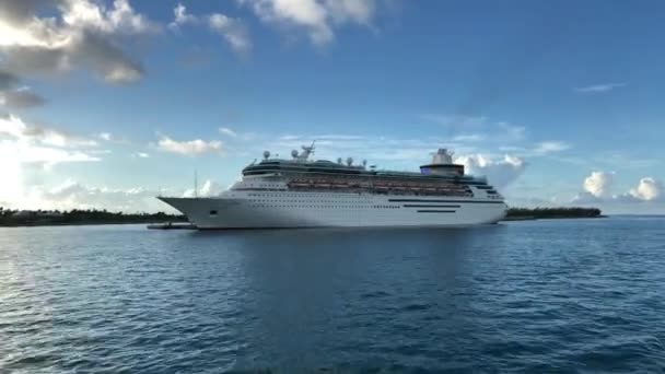 Roatan Honduras January 2018 Handheld Shot Cruise Ship Docked Harbor — 비디오