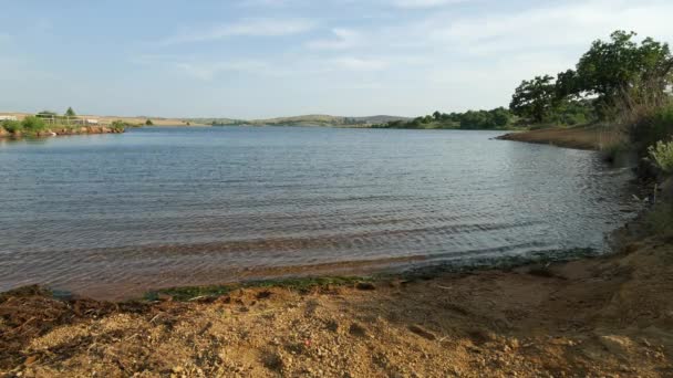 Plan régulier d'un lac avec de petites ondulations dans l'eau 