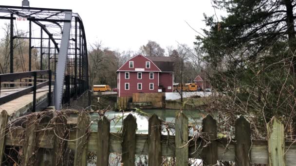 2018年11月至11月 阿肯色州本顿县 阿肯色州战鹰河 War Eagle River 上的一座具有历史意义的战鹰磨坊 War Eagle Mill — 图库视频影像