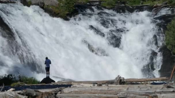 Wyoming Eua Julho 2018 Feche Portas Lewis Falls Com Homem — Vídeo de Stock