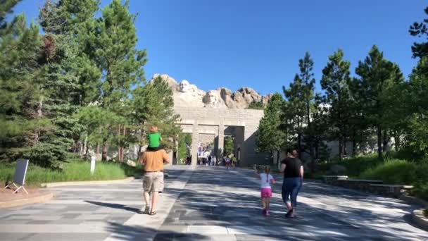 South Dakota Usa Juli 2018 Mensen Lopen Naar Mount Rushmore — Stockvideo