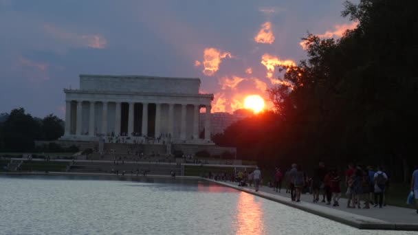 Washington Usa September 2017 Solnedgång Återspeglas Vattnet Pool Med Lincoln — Stockvideo