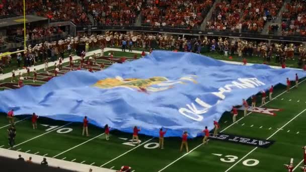 Dallas Texas Oktober 2019 Handhållna Skott Gigantisk Oklahoma Flagga Pregame — Stockvideo