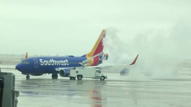 俄克拉荷马州市 2017年2月 西南航空一架飞机在冬季起飞前被除冰的手持照片 — 图库视频影像
