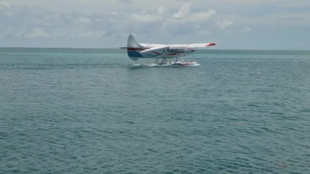 佛罗里达群岛 Usa 2019年8月 一架正在准备起飞的水上飞机在干旱的Tortugas国家公园的广角镜头 — 图库视频影像